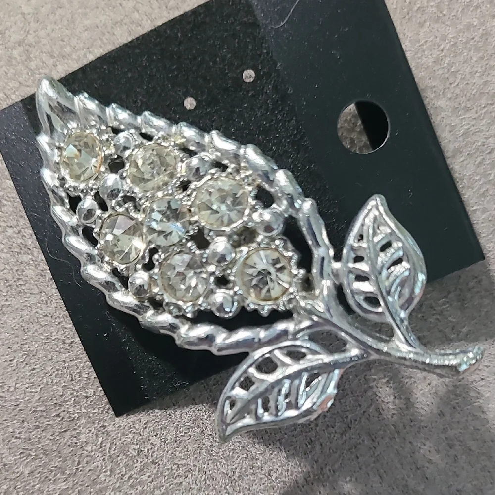 Sparkling Silver Floral‎ Brooch